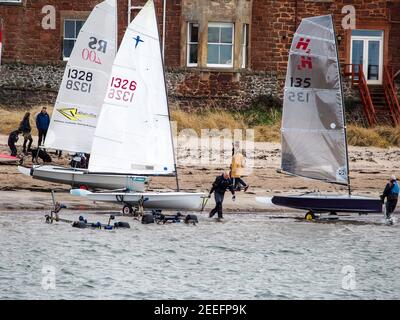 I gommoni a vela si preparano al lancio, North Berwick Foto Stock