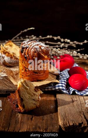 Krafin torta di Pasqua. Kraffins con uvetta, frutta candita e semi di papavero, cosparsi di zucchero in polvere. Primo piano di torta fatta in casa. Cruffin. Rosso Foto Stock