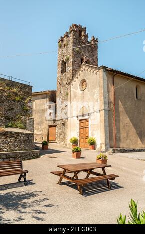 Piazza centrale nell'incantevole borgo toscano di Mommio Castello, in cima alla collina della Versilia, in provincia di Lucca Foto Stock