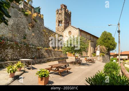 Piazza centrale nell'incantevole borgo toscano di Mommio Castello, in cima alla collina della Versilia, in provincia di Lucca Foto Stock