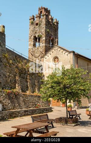 Piazza centrale nell'incantevole borgo toscano di Mommio Castello, in cima alla collina della Versilia, in provincia di Lucca Foto Stock