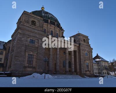 Vista frontale della famosa Cattedrale di San Biagio (Dom) di San Blasien, Germania, parte del Monastero Benedettino, nella stagione invernale nella Foresta Nera. Foto Stock