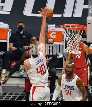 Los Angeles, Stati Uniti. 15 Feb 2021. Los Angeles Clippers' Center Ivica Zubac blocca lo scatto del Miami Heat Center Bam Adebayo durante la prima metà allo Staples Center di Los Angeles lunedì 15 febbraio 2021. I Clippers hanno sconfitto il calore 125-118. Foto di Jim Ruymen/UPI Credit: UPI/Alamy Live News Foto Stock