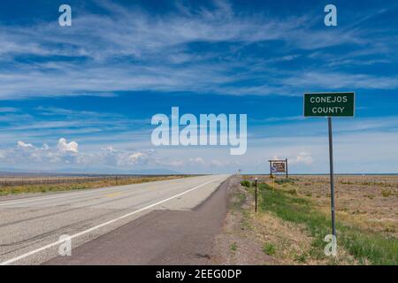 Conejos County, USA - 14 luglio 2014: Un cartello della contea di Conejos lungo l'autostrada US 285, nello stato del Colorado, USA Foto Stock