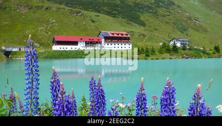 Il lago artificiale turchese si trova a galtuer (Vorarlberg) Foto Stock