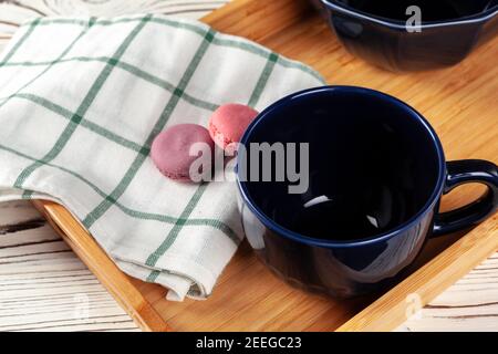 Primo piano di una tazza di tè in ceramica con biscotti Foto Stock