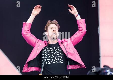 Ricky Wilson dei Kaiser Chiefs si esibisce dal vivo il 2° giorno dell'Isle of Wight Festival 2017, Seaclose Park, Isle of Wight. Data immagine: Venerdì 9 giugno 2017. Il credito fotografico dovrebbe essere: © DavidJensen Foto Stock