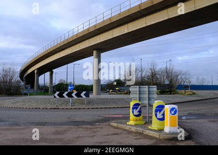 LONDRA - 15 FEBBRAIO 2021: Linea Docklands Light Railway tra le stazioni Royal Albert e Prince Regent. Foto Stock