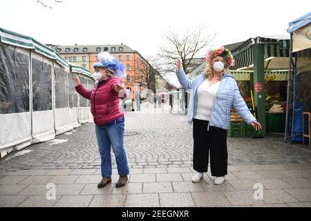 Monaco, Germania. 16 Feb 2021. Le donne del mercato Annemarie Doll (l) e Christl Lang stand al Viktualienmarkt su Shrove Martedì. La danza tradizionale delle donne di mercato non avrà luogo quest'anno a causa della pandemia di Corona. Credit: Felix Hörhager/dpa/Alamy Live News Foto Stock