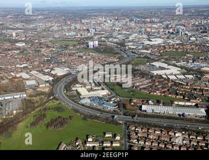 Vista aerea dal sud dello skyline del centro di Leeds Con lo svincolo 6 dell'autostrada M521 nelle vicinanze In primo piano guardando attraverso l'Hunslet Foto Stock