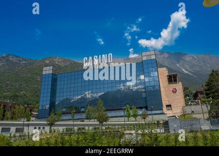 Saint-Vincent Aosta Italia 1 giugno 2019; vetrate esterne che riflettono le montagne del Casino de la Vallée, noto anche come Casino o Foto Stock
