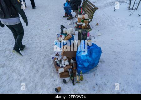 Berlino, Germania. 14 Feb 2021. 02/14/2021, Berlino, quando il tempo invernale è bello, le persone sono attratte dall'aria fresca. Molte persone camminano intorno al canale Landwehr a Urbanhafen e lasciano un sacco di spazzatura dietro. | utilizzo in tutto il mondo credito: dpa/Alamy Live News Foto Stock