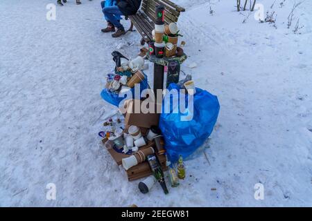 Berlino, Germania. 14 Feb 2021. 02/14/2021, Berlino, quando il tempo invernale è bello, le persone sono attratte dall'aria fresca. Molte persone camminano intorno al canale Landwehr a Urbanhafen e lasciano un sacco di spazzatura dietro. | utilizzo in tutto il mondo credito: dpa/Alamy Live News Foto Stock