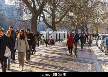 Berlino, Germania. 14 Feb 2021. 02/14/2021, Berlino, quando il tempo invernale è bello, le persone sono attratte dall'aria fresca. Molte persone vanno per una passeggiata intorno al canale Landwehr a Urbanhafen. | utilizzo in tutto il mondo credito: dpa/Alamy Live News Foto Stock