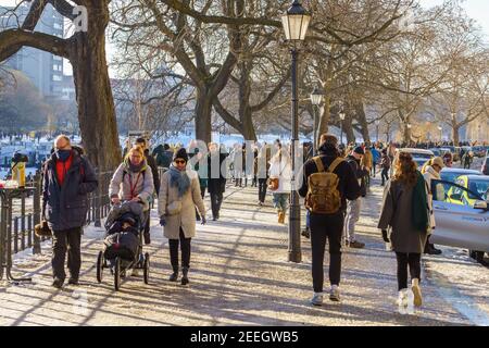 Berlino, Germania. 14 Feb 2021. 02/14/2021, Berlino, quando il tempo invernale è bello, le persone sono attratte dall'aria fresca. Molte persone vanno per una passeggiata intorno al canale Landwehr a Urbanhafen. | utilizzo in tutto il mondo credito: dpa/Alamy Live News Foto Stock