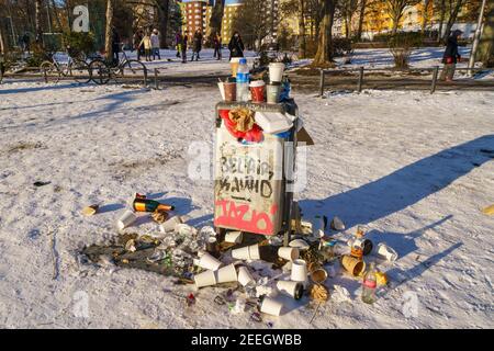 Berlino, Germania. 14 Feb 2021. 02/14/2021, Berlino, quando il tempo invernale è bello, le persone sono attratte dall'aria fresca. Molte persone camminano intorno al canale Landwehr a Urbanhafen e lasciano un sacco di spazzatura dietro. | utilizzo in tutto il mondo credito: dpa/Alamy Live News Foto Stock