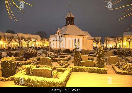 Schleswig, Germania, 15 febbraio 2021, l'insediamento di pesca Holm nel centro storico di Schleswig con il cimitero centrale e la cappella cimitero del Holm popolare. Foto di una bella serata invernale con neve fresca. Il nome dell'insediamento si basa sulla parola tedesca del Nord o danese Holm. Significa piccola isola. | utilizzo in tutto il mondo Foto Stock