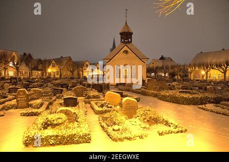 Schleswig, Germania, 15 febbraio 2021, l'insediamento di pesca Holm nel centro storico di Schleswig con il cimitero centrale e la cappella cimitero del Holm popolare. Foto di una bella serata invernale con neve fresca. Il nome dell'insediamento si basa sulla parola tedesca del Nord o danese Holm. Significa piccola isola. | utilizzo in tutto il mondo Foto Stock