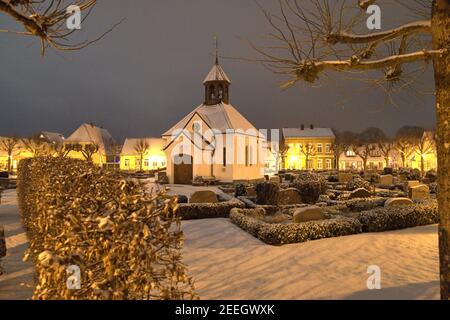 Schleswig, Germania, 15 febbraio 2021, l'insediamento di pesca Holm nel centro storico di Schleswig con il cimitero centrale e la cappella cimitero del Holm popolare. Foto di una bella serata invernale con neve fresca. Il nome dell'insediamento si basa sulla parola tedesca del Nord o danese Holm. Significa piccola isola. | utilizzo in tutto il mondo Foto Stock