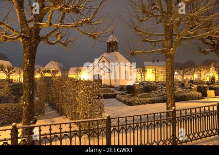 Schleswig, Germania, 15 febbraio 2021, l'insediamento di pesca Holm nel centro storico di Schleswig con il cimitero centrale e la cappella cimitero del Holm popolare. Foto di una bella serata invernale con neve fresca. Il nome dell'insediamento si basa sulla parola tedesca del Nord o danese Holm. Significa piccola isola. | utilizzo in tutto il mondo Foto Stock