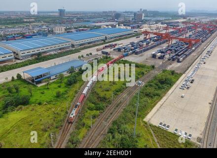 Chengdu/Urumqi. 16 Feb 2021. La foto aerea del 5 agosto 2020 mostra un treno merci Cina-Europa che trasporta forniture per la prevenzione delle epidemie e altre merci in partenza per Duisburg (Germania) al porto ferroviario internazionale di Chengdu a Chengdu, capitale della provincia sudoccidentale del Sichuan. Credit: Liu Kun/Xinhua/Alamy Live News Foto Stock