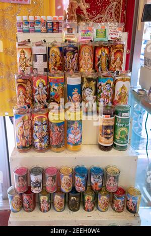 Indù votive candele o vendita Shakti Saree & Spiritual su Liberty Avenue a Richmond Hill, Queens, New York Foto Stock