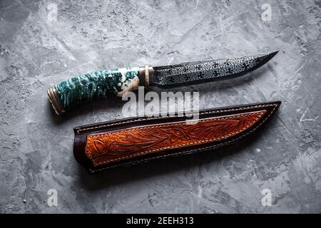 hunter combat coltello fatto a mano isolato su sfondo bianco Foto Stock