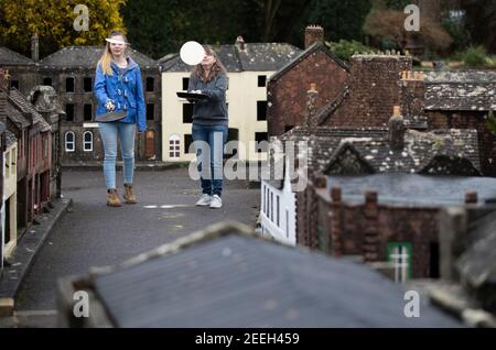 I volontari di madre e figlia Niki (a destra) e Rachel praticano la loro frittella lanciandosi nelle strade della città modello di Wimborne e dei giardini mentre prendono parte alla corsa virtuale delle frittelle di Wimborne Minster. Data immagine: Martedì 16 febbraio 2021. Foto Stock