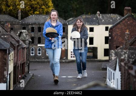 I volontari di madre e figlia Niki (a destra) e Rachel praticano la loro frittella lanciandosi nelle strade della città modello di Wimborne e dei giardini mentre prendono parte alla corsa virtuale delle frittelle di Wimborne Minster. Data immagine: Martedì 16 febbraio 2021. Foto Stock