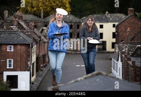 I volontari di madre e figlia Niki (a destra) e Rachel praticano la loro frittella lanciandosi nelle strade della città modello di Wimborne e dei giardini mentre prendono parte alla corsa virtuale delle frittelle di Wimborne Minster. Data immagine: Martedì 16 febbraio 2021. Foto Stock