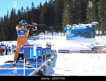 Pokljuka, Slovenia. 16 Feb 2021. Biathlon: Campionato del mondo, individuale 15 km, donne: Franziska Preuß di Germania si trova al poligono di tiro durante l'inizio della ripresa. Credit: Sven Hoppe/dpa/Alamy Live News Foto Stock