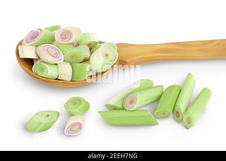 Fette fresche di citronella in cucchiaio di legno isolato su sfondo bianco con tracciato di ritaglio e profondità di campo completa Foto Stock