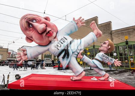 Float facendo divertimento di Alexei Navalny calciare Vladimir Putin. I carri di Carnevale creati dall'artista tedesco Jacques Tilly sono stati presentati e successivamente esposti in tutta Dusseldorf come la principale sfilata di carnevale è stato annullato a causa della pandemia del coronavirus. Foto Stock