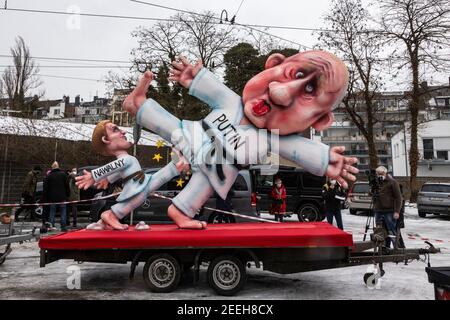 Float facendo divertimento di Alexei Navalny calciare Vladimir Putin. I carri di Carnevale creati dall'artista tedesco Jacques Tilly sono stati presentati e successivamente esposti in tutta Dusseldorf come la principale sfilata di carnevale è stato annullato a causa della pandemia del coronavirus. Foto Stock