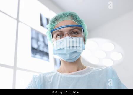 Donna chirurgo in tuta sterile in sala operatoria Foto Stock