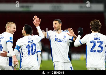 Copenaghen, Danimarca. 15 Feb 2021. Jonas Wind (23) del FC Copenhagen che segna una penalità ed è celebrato dal compagno di squadra Mathias Zanka Joergensen (25) nella partita 3F Superliga tra il FC Copenhagen e SoenderjyskE a Parken, Copenaghen. (Photo Credit: Gonzales Photo/Alamy Live News Foto Stock