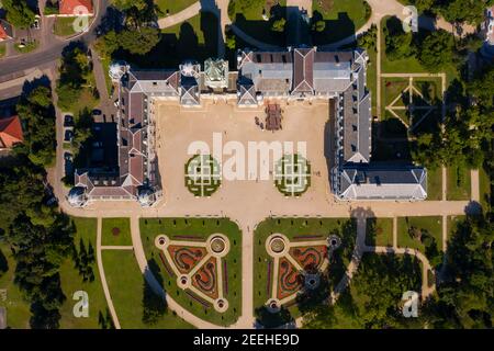 Foto aerea di un castello storico ungherese e di un museo che prende il nome dal castello di Festetics. Questo castello medievale si trova nella città di Keszthely, vicino a Balaton Foto Stock