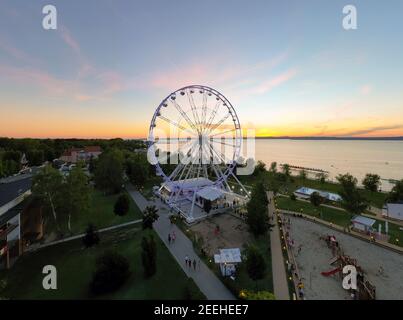 Foto panoramica aerea sulla spiaggia dorata della città di siofok in ungheria. Dalla ruota panoramica si vede un panorama incredibile. Siofok è la capitale di Foto Stock