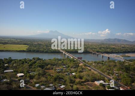 Vista panoramica di un lungo ponte su un ampio fiume Foto Stock
