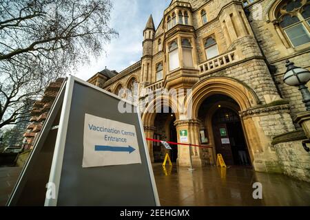 Londra - Febbraio 2021: Covid 19 NHS Vaccination Center a Ealing, Londra Ovest Foto Stock