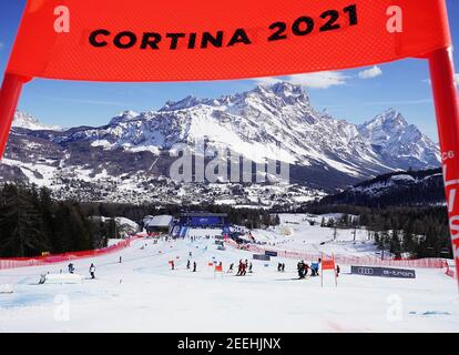 16 febbraio 2021, Italia, Cortina d'Ampezzo: Sci alpino: Campionati del mondo, parallelo: La pista è pronta per le gare. Foto: Michael Kappeler/dpa Foto Stock