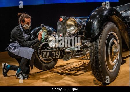 Londra, Regno Unito. 16 Feb 2021. Anteprima di Legend of the Road sale con un 1937 Bugatti tipo 57S (nella foto - stima £5,000,000-7,000,000), una delle auto a motore più pregevoli e desiderabili del mondo prima della guerra, che è stato nascosto per gli ultimi 50 anni a Bonhams New Bond. Offerto per la prima volta all'asta, il tesoro riscoperto porterà una vendita il 19 febbraio 2021. Di proprietà di artisti del calibro di Sir Malcolm Campbell, della fama mondiale di ‘Bluebird 'terra e velocità d'acqua, sono stati prodotti solo 42 esempi delle varianti 57S ed è stata l'auto da strada più veloce del suo tempo. Questo esempio speciale - n Foto Stock