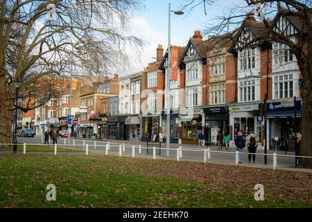 Londra- piccoli negozi locali indipendenti su Ealing Green , Ealing Broadway a West London Foto Stock