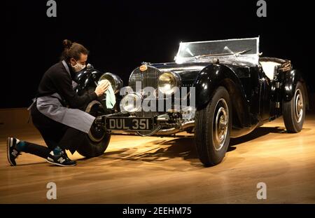 Londra, UK 16 Feb 2021 1937 Bugatti tipo 57S offerto per la prima volta in aste, stima £5-7 milioni. Questa vettura classica porterà una straordinaria vendita di automobili eccezionali presso la saleroom di Bonhams a Londra il 19 febbraio 2021. Soprannominato ‘Dulcie' a causa del suo numero di registrazione ‘DUL 351' - è stato immagazzinato nel garage del suo ultimo proprietario, rispettato ingegnere Bill Turnbull, dal 1969, ed è ora offerto come un progetto incompiuto, senza riserva. Stima £5,000,000 - 7,000,000. Il Bugatti costituirà il fulcro della "Legends of the Road sale". Foto Stock