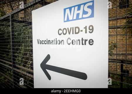 Londra - Febbraio 2021: Covid 19 NHS Vaccination Center firma a Ealing, West London Foto Stock