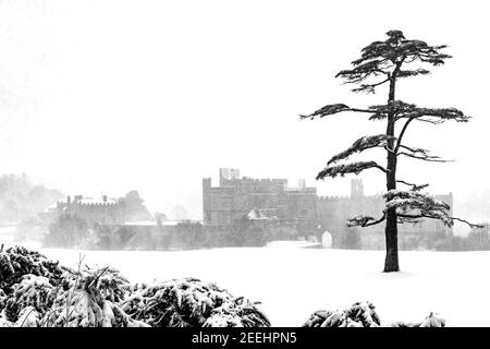 Castello di Leeds nella neve Foto Stock