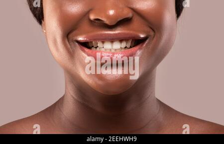 Primo piano Ritratto di bella donna afroamericana con sorriso perfetto Foto Stock