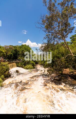 SAO PAULO, BRASILE - 21 novembre 2020 - persone a cascata a Brotas City Foto Stock