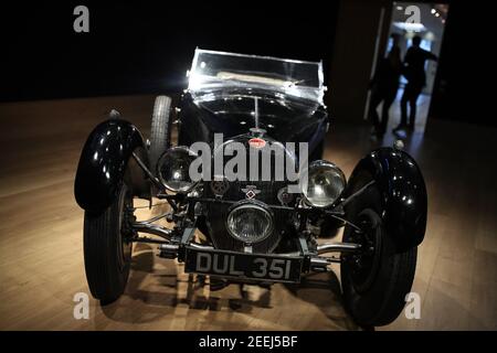 A 1937 Bugatti Type 57S, a Bonhams a Londra prima del Bonhams Legend of the Road sale. Si stima che l'auto "scoperta" recuperi 5 milioni di sterline a 7 milioni di sterline quando sarà sotto il martello il 19 febbraio. Data immagine: Martedì 16 febbraio 2021. Foto Stock