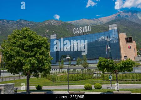Saint-Vincent Aosta Italia 1 giugno 2019; vetrate esterne che riflettono le montagne del Casino de la Vallée, noto anche come Casino o Foto Stock
